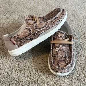 Hey Dude Wendy Python Light Rose Slip on Loafers. Women’s size 8. LIKE NEW